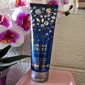 Bath & Body works Dream Bringht Ultimate Hydation body cream.
